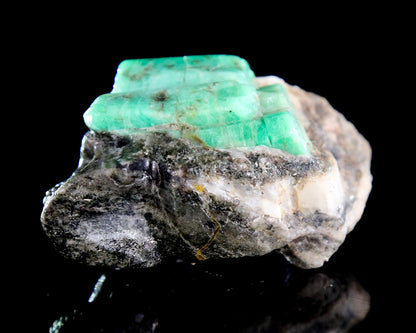 Nicedony 2.6" Natural Emerald Hand Carved Crystal Skull Sculpture - View 10