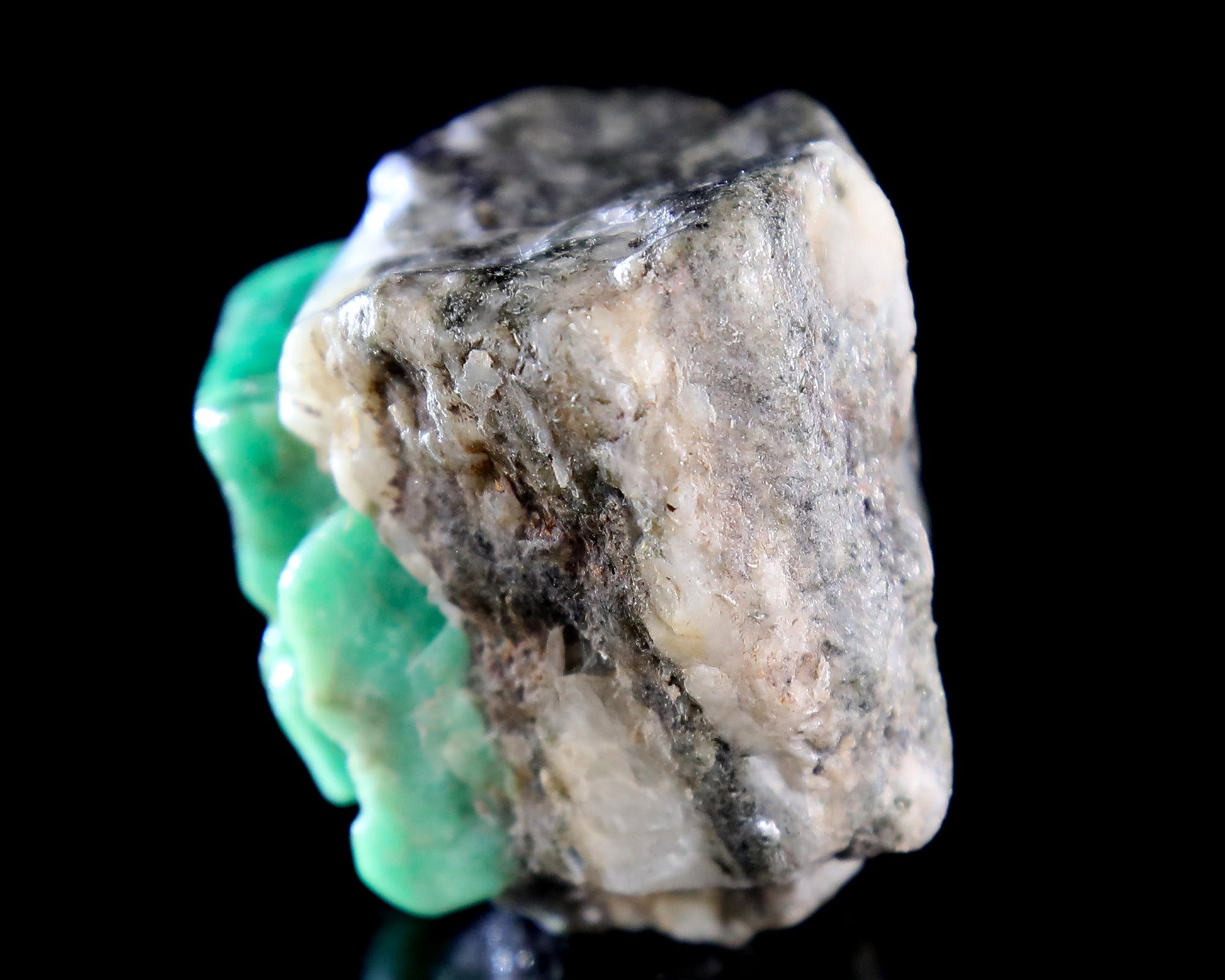 Nicedony 2.6" Natural Emerald Hand Carved Crystal Skull Sculpture - View 6